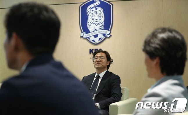 愤怒，酸涩，痛楚……还有很多复杂的情愫，一齐漫过她的心头。